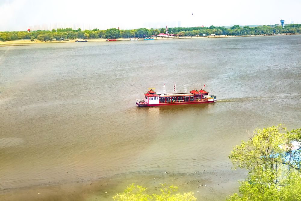 По реке Сунгари.