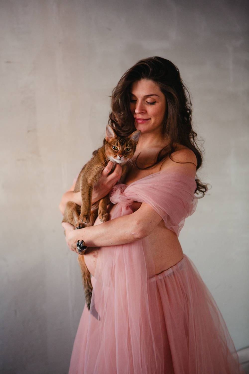 Беременная женщина с кошкой