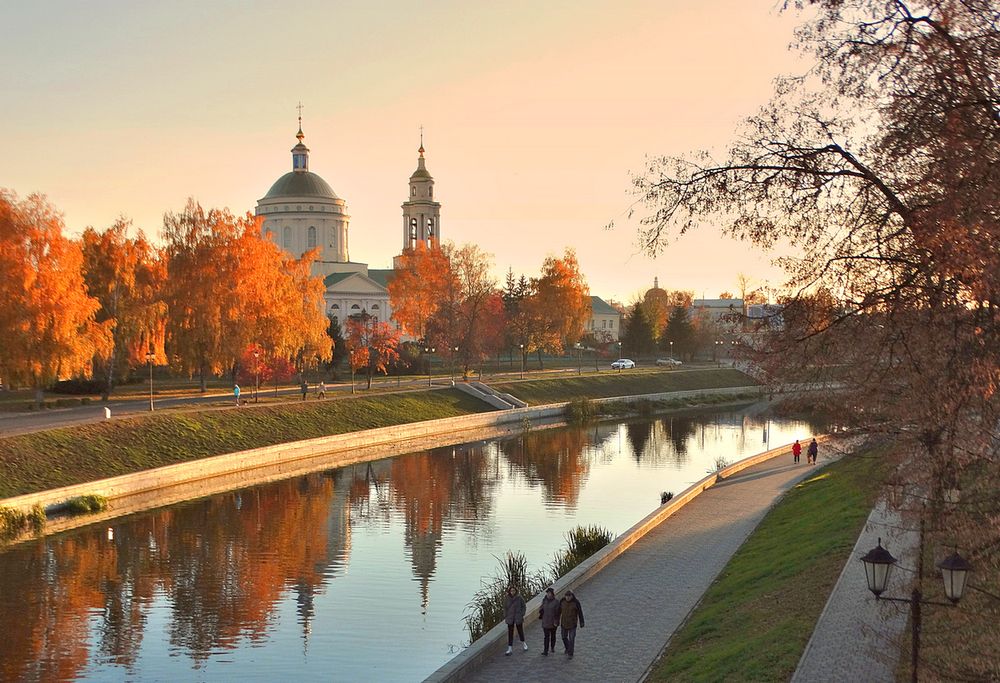 Река Орлик с отражением осени