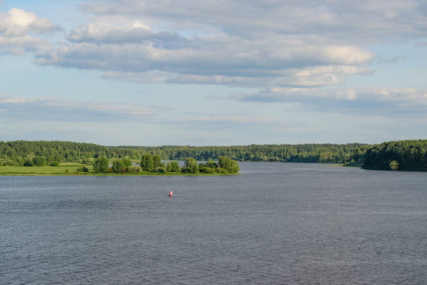 Река Волга и исток реки Юхоть