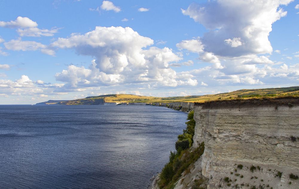 Крутая река, крутые берега.