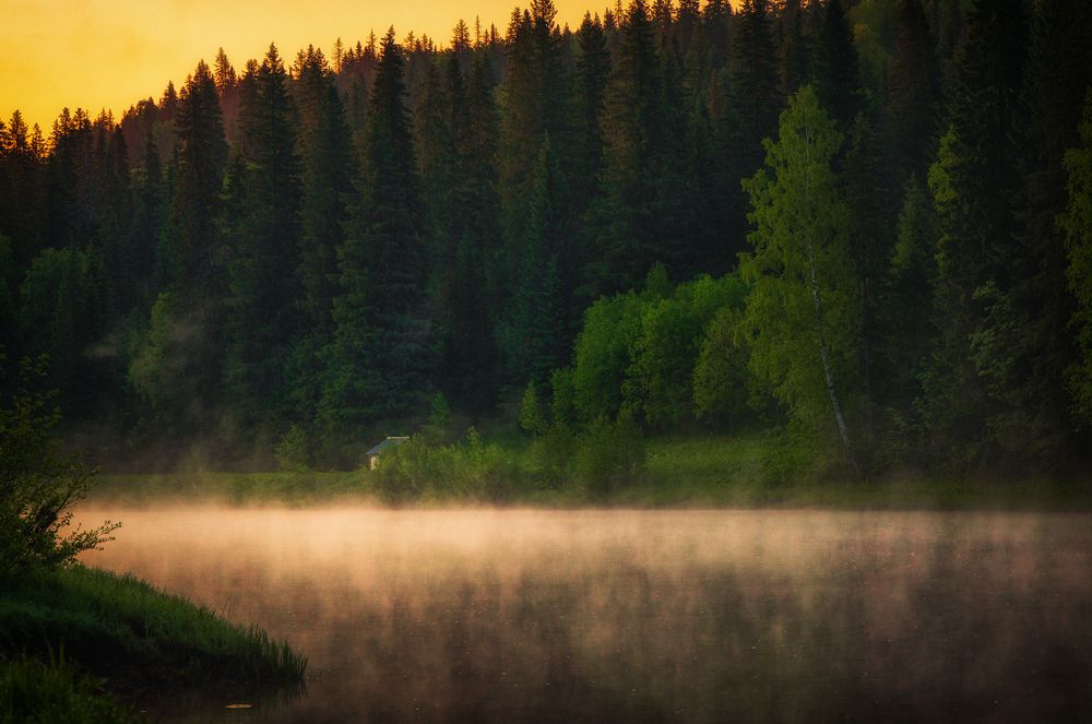 Рассветная дымка над рекой.