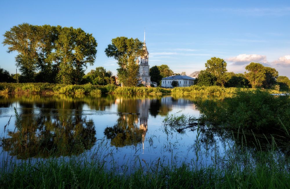 Спокойная гладь воды.