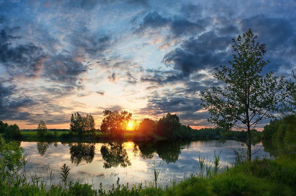 Весенний закат на реке