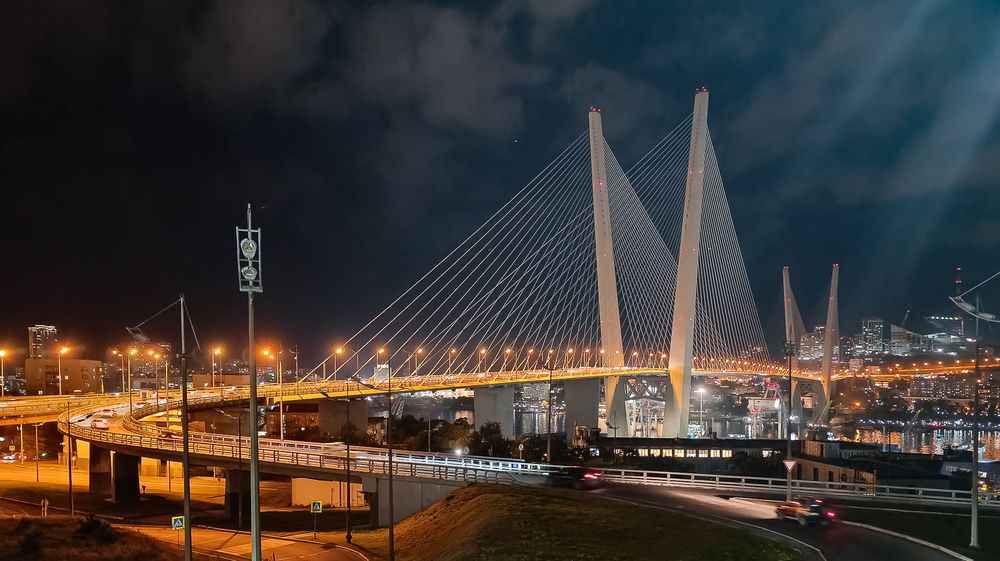 Ночной Владивосток. Мост через бухту Золотой Рог