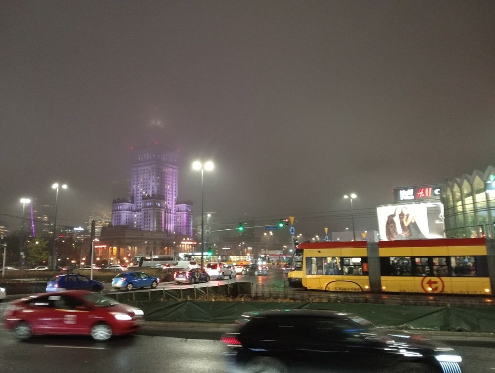Оживлённый перекрёсток / Ruchliwe skrzyżowanie / Busy intersection