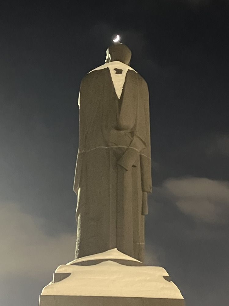 Памятник в Москве. Спиною ко всему.