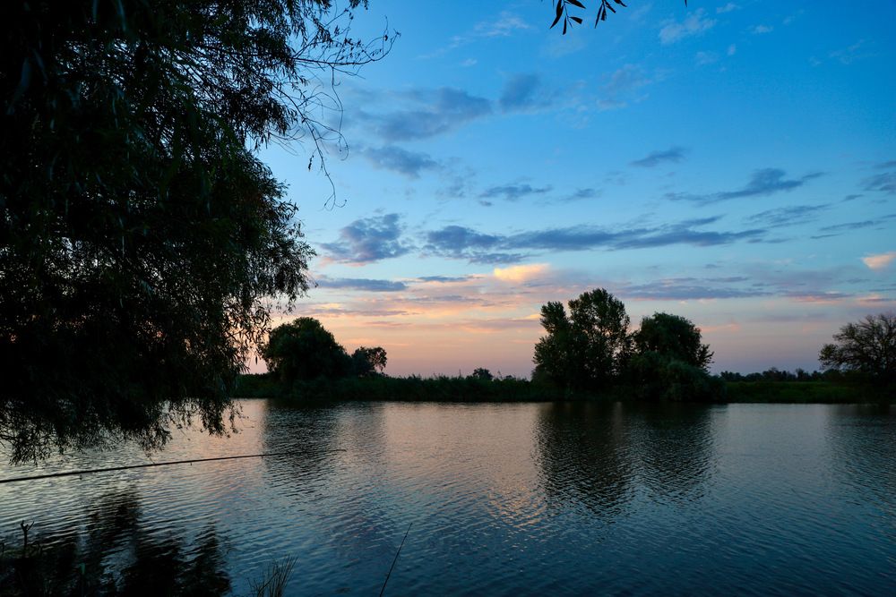 Закат на реке.