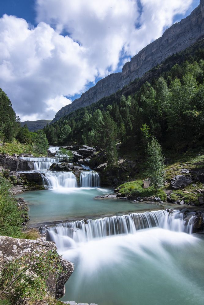 Las cascadas infinitas del río Araza en las Gradas del Soaso