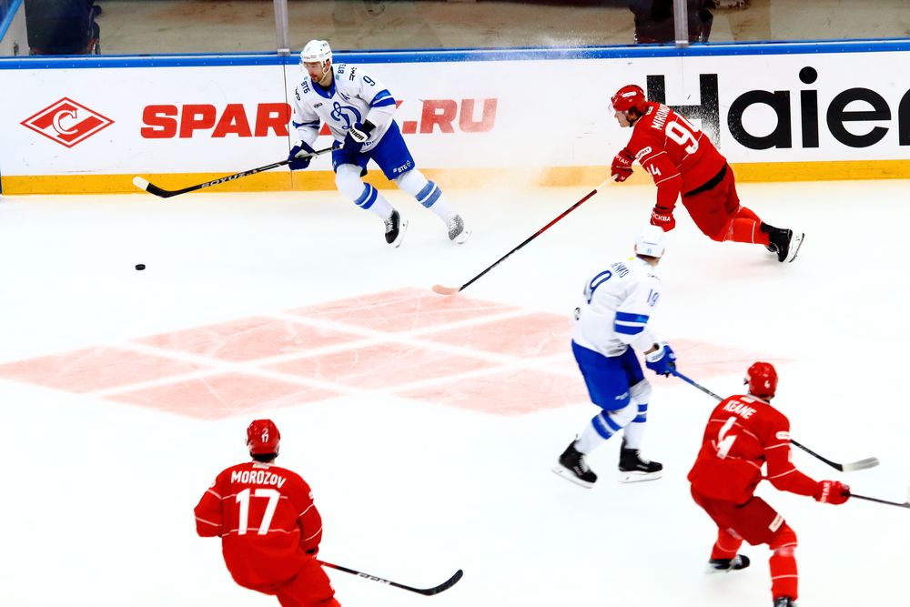 В хоккей играют настоящие мужчины // Real men play hockey