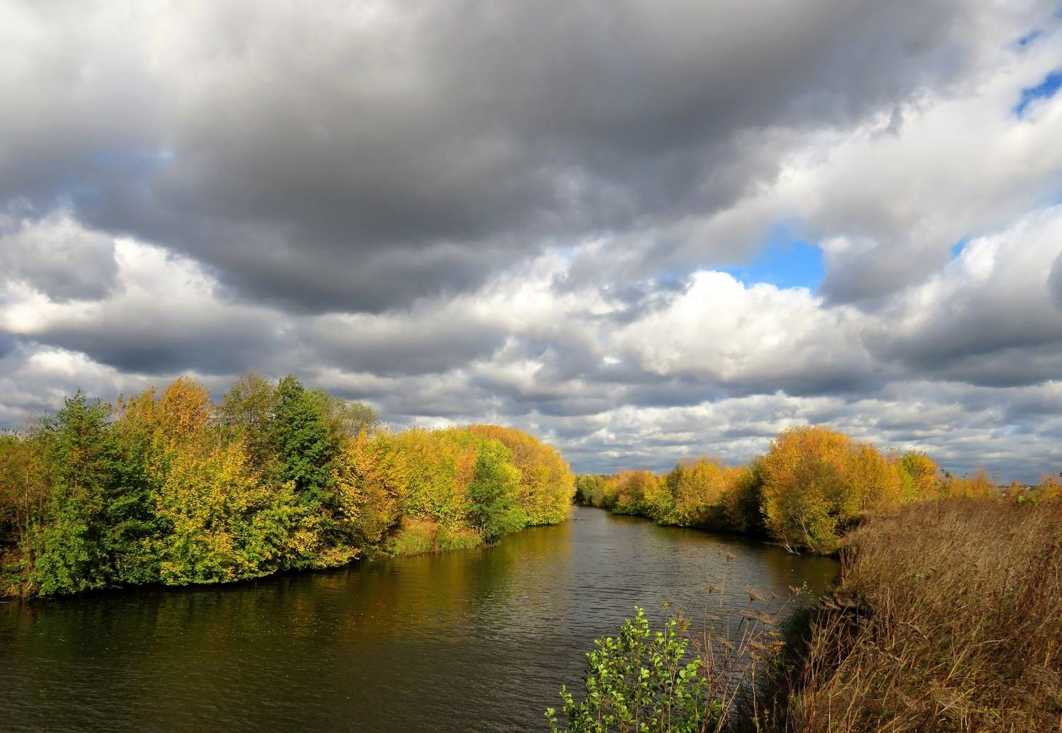 Осенние берега реки