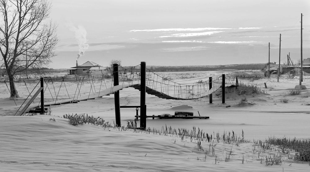 Мост через бурную реку...