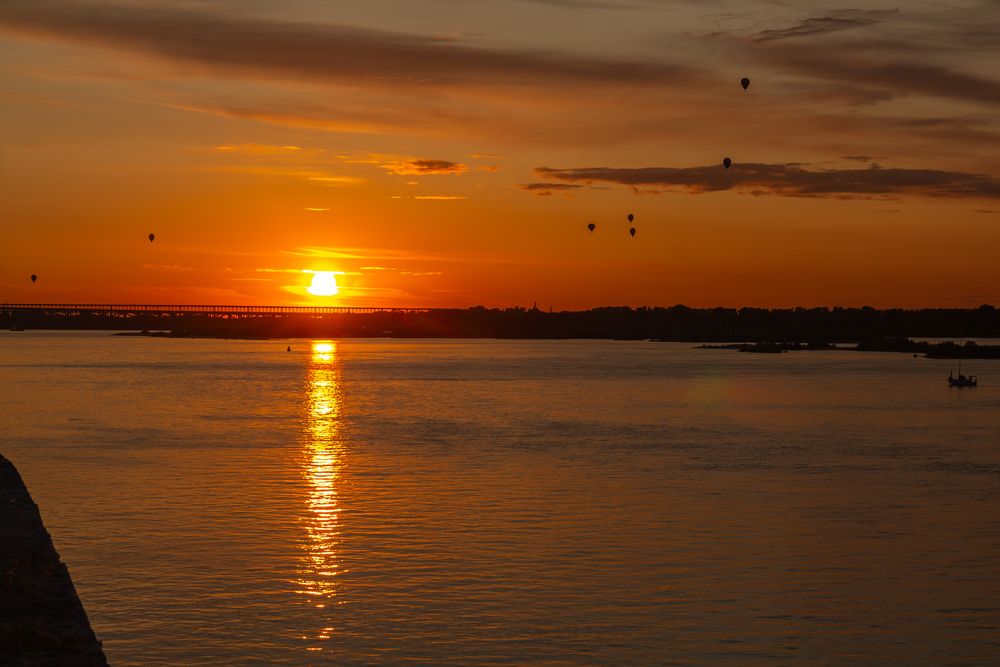 Закат на Волге с воздушными шарами.
