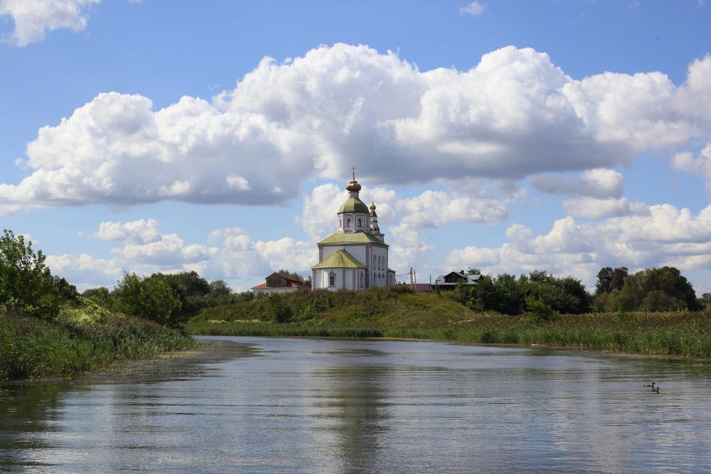 На речном просторе