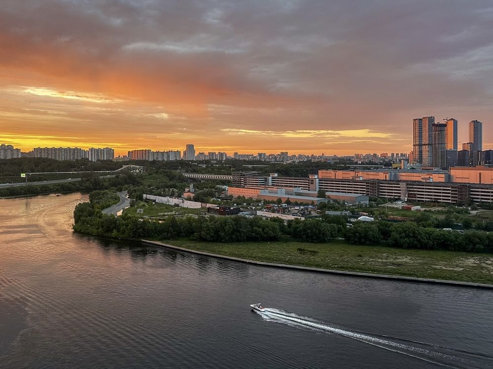 Вид из окна многоэтажки. Урбанистический закат на Москве-реке