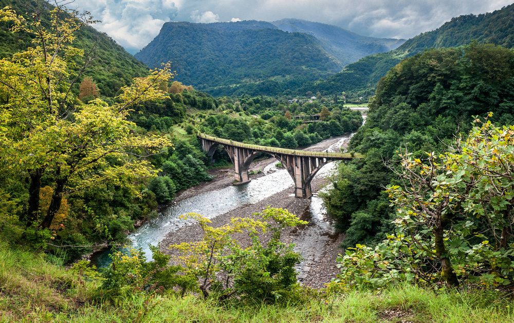 Абхазия, заброшенный мост в Ткуарчал, Акармара ,город призрак