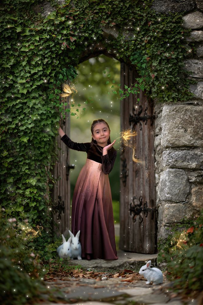 La niña de la puerta encantada.