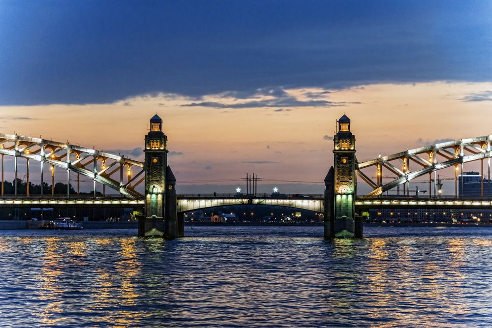 \"А на Неве в этовремя разводят мосты...\"