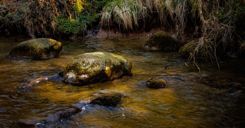 Mazās upītes akmeņi