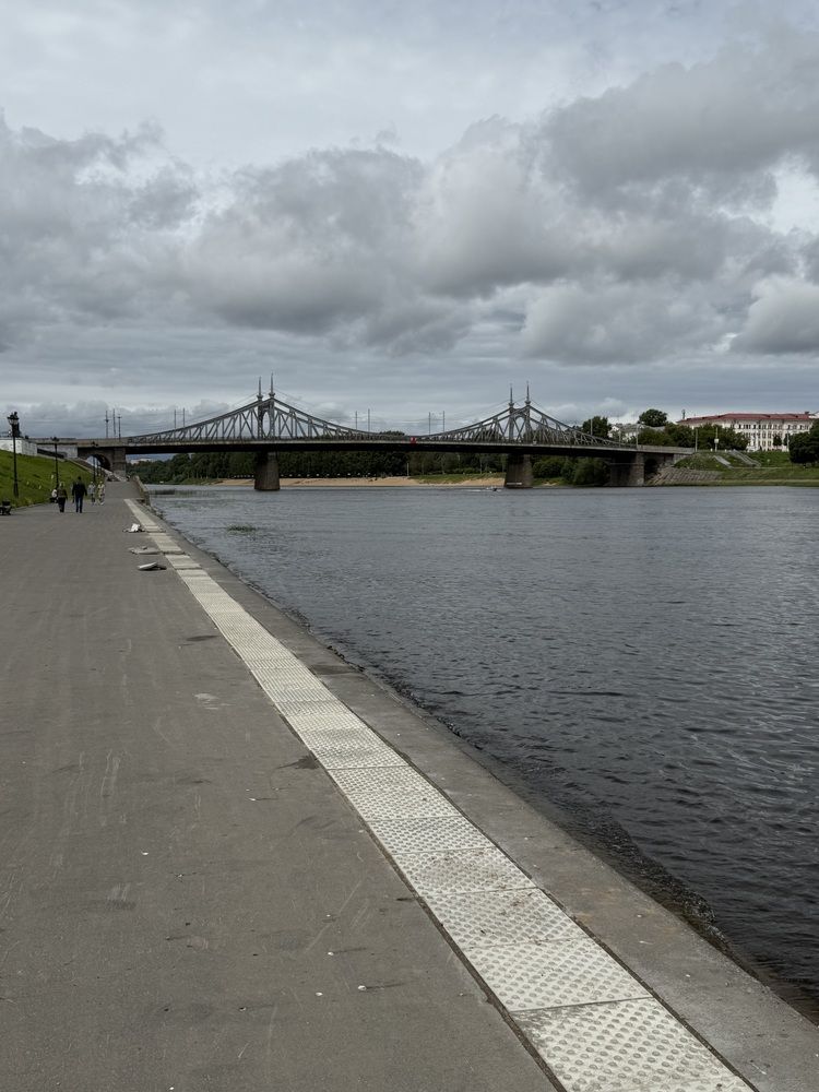 Мост в облаках: отражение города на воде