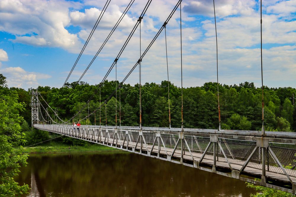 Подвесной пешеходный мост через реку Неман.