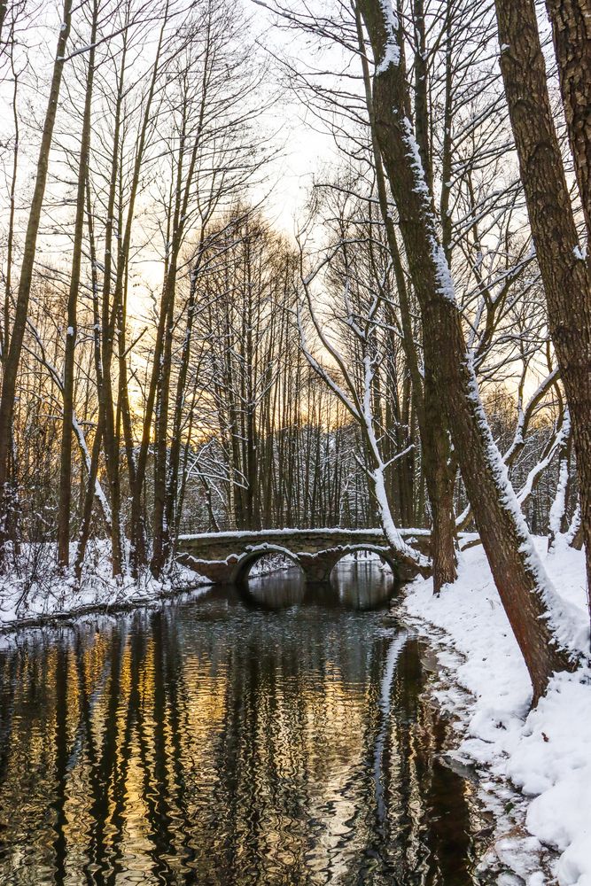 Старый каменный мостик в парке.