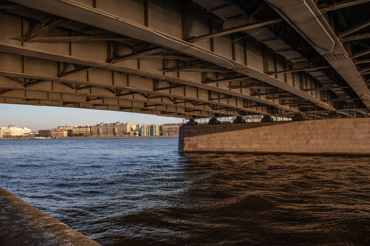 Под Литейным мостом