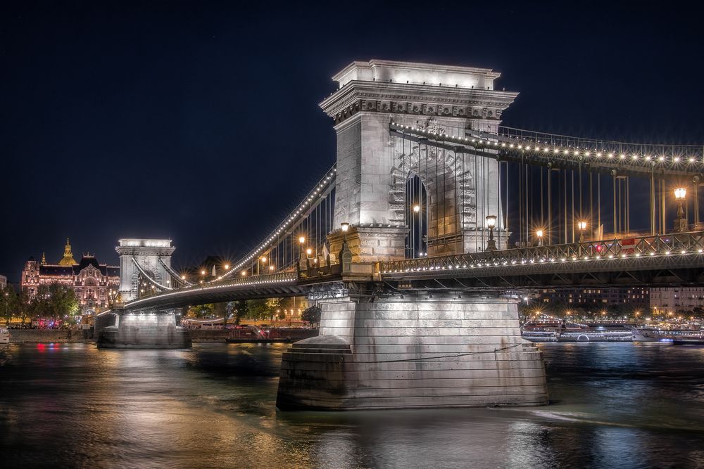 Корона над Дунаем