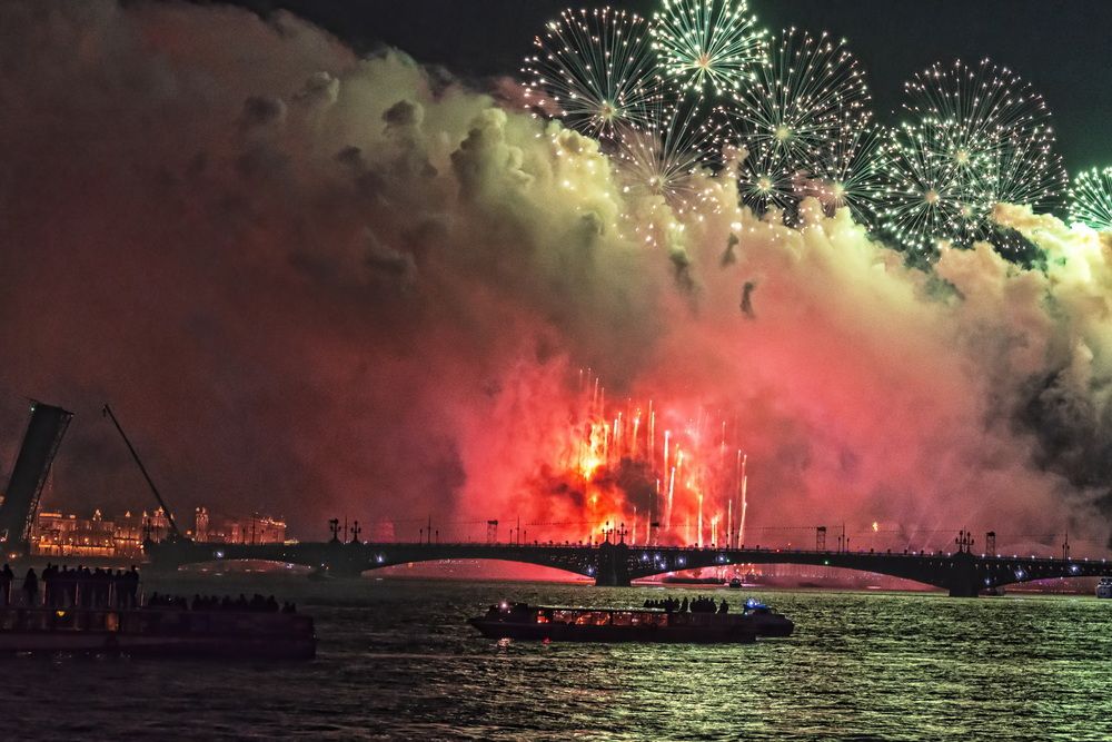 Фейерверк над мостом