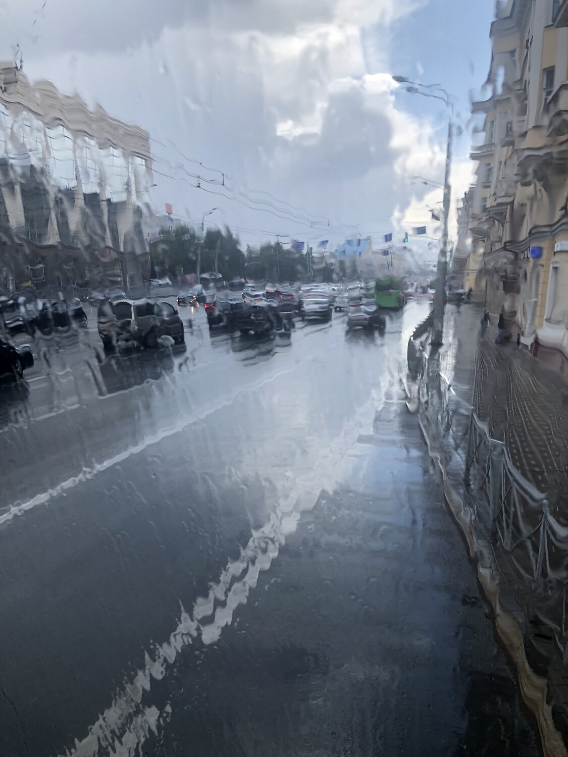 На улице дождь. Казань.