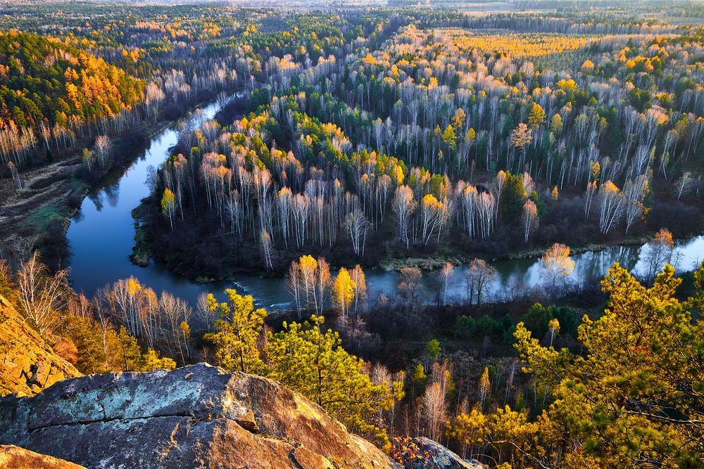 В лесах октябрь уж наступил.