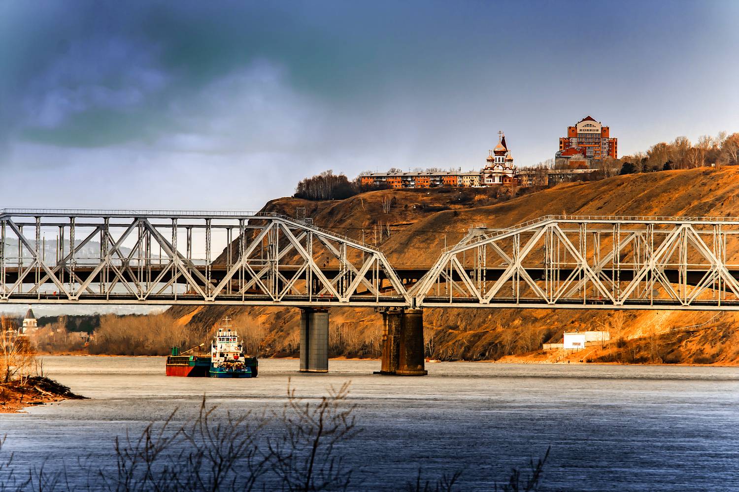 Мост и люди.