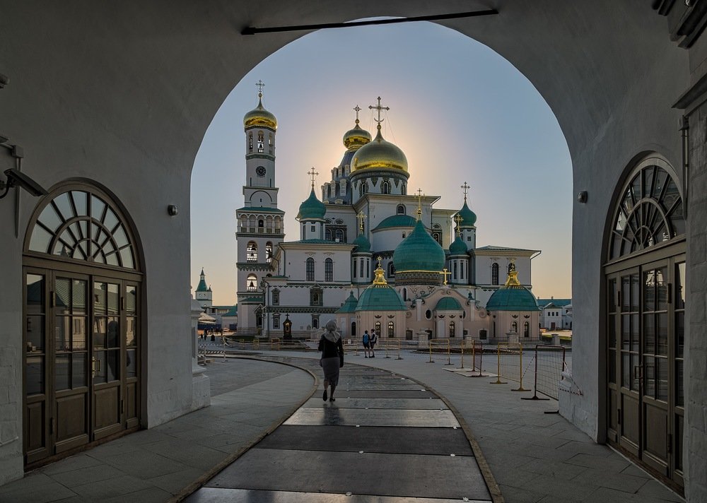 Вход в монастырь