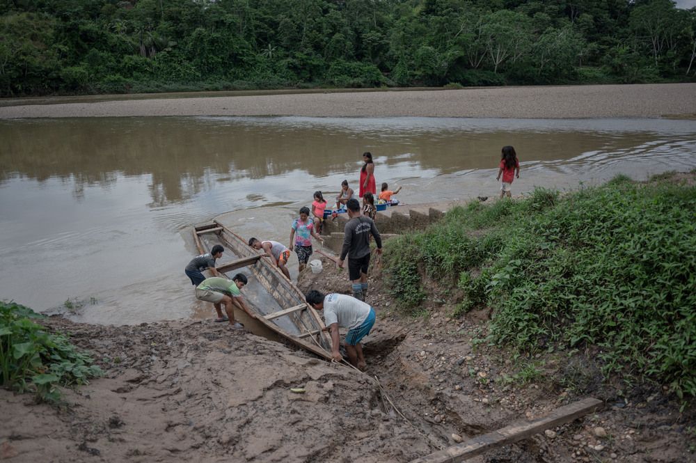 residents from the Sinchi Roca community
