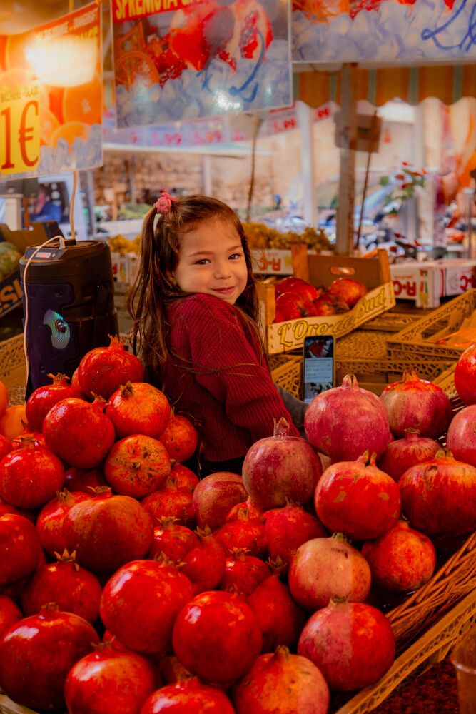 Девочка в гранатах