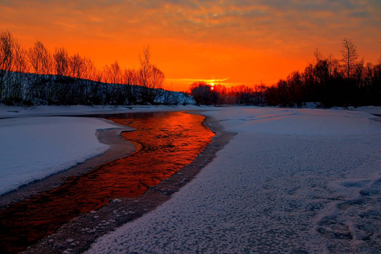 Рассвет на реке.
