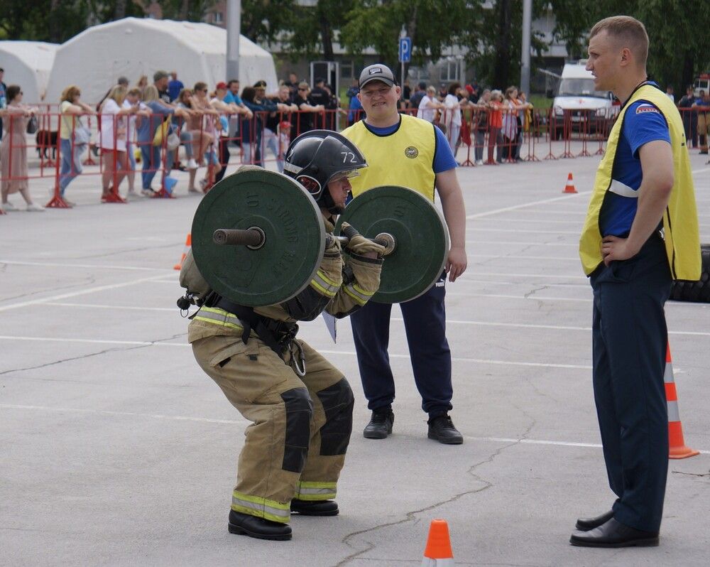 Пожарный, участвующий в соревнованиях по кроссфиту