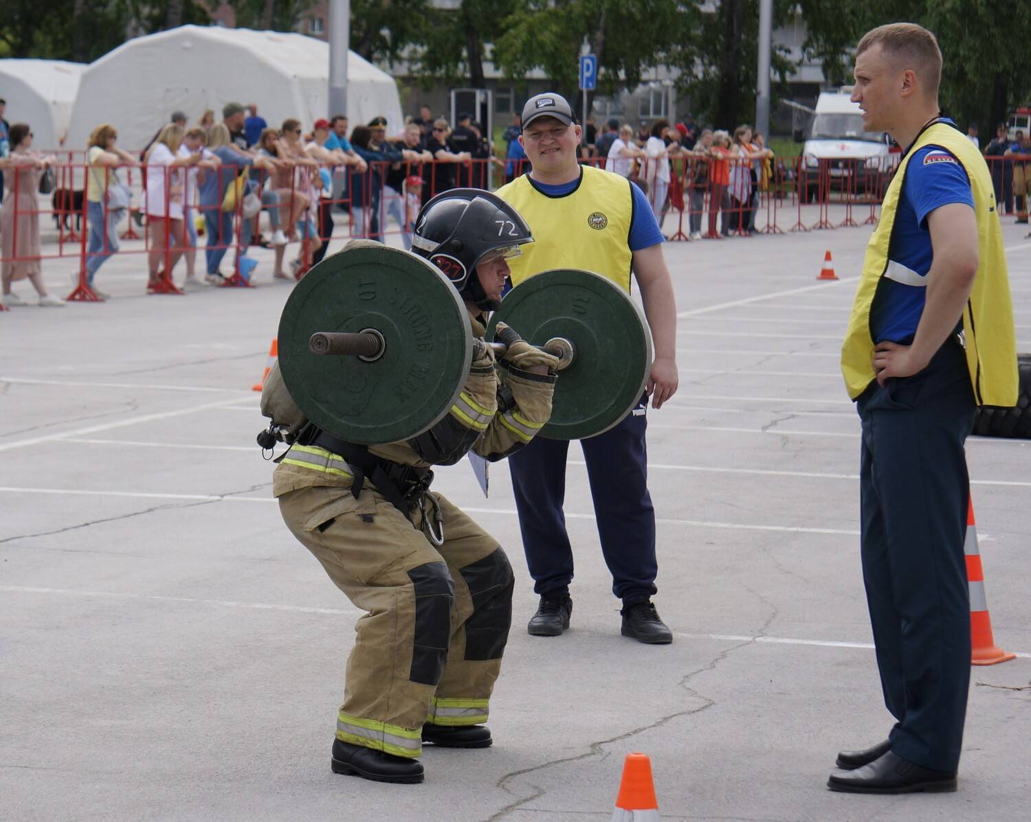 Пожарный, участвующий в соревнованиях по кроссфиту Пожарный, участвующий в соревнованиях по кроссфиту