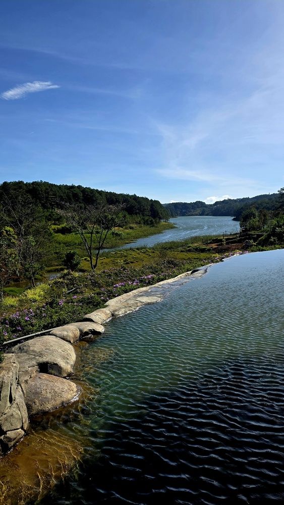 Там за рекой