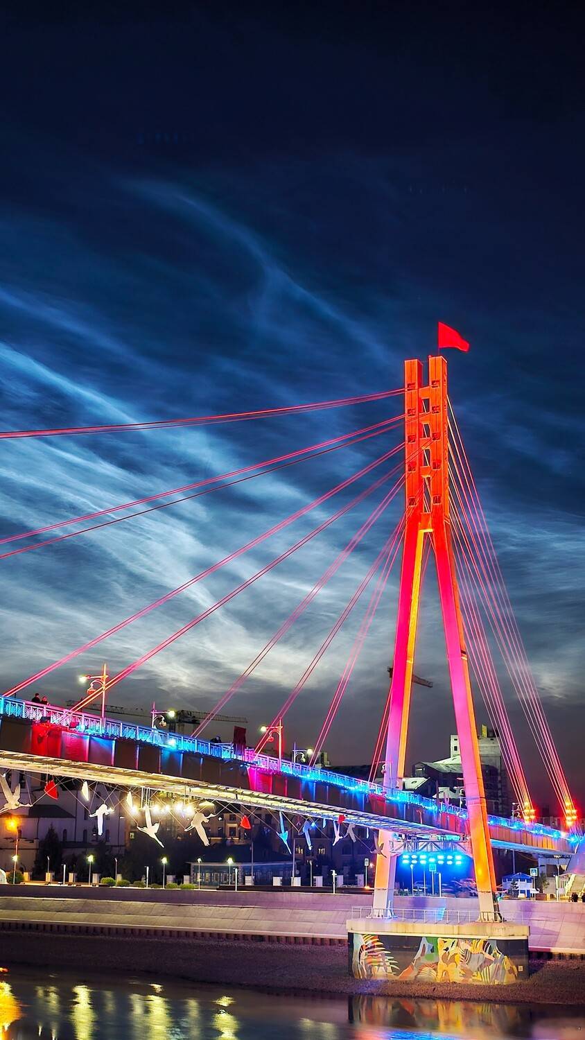 Серебристые облака на фоне моста