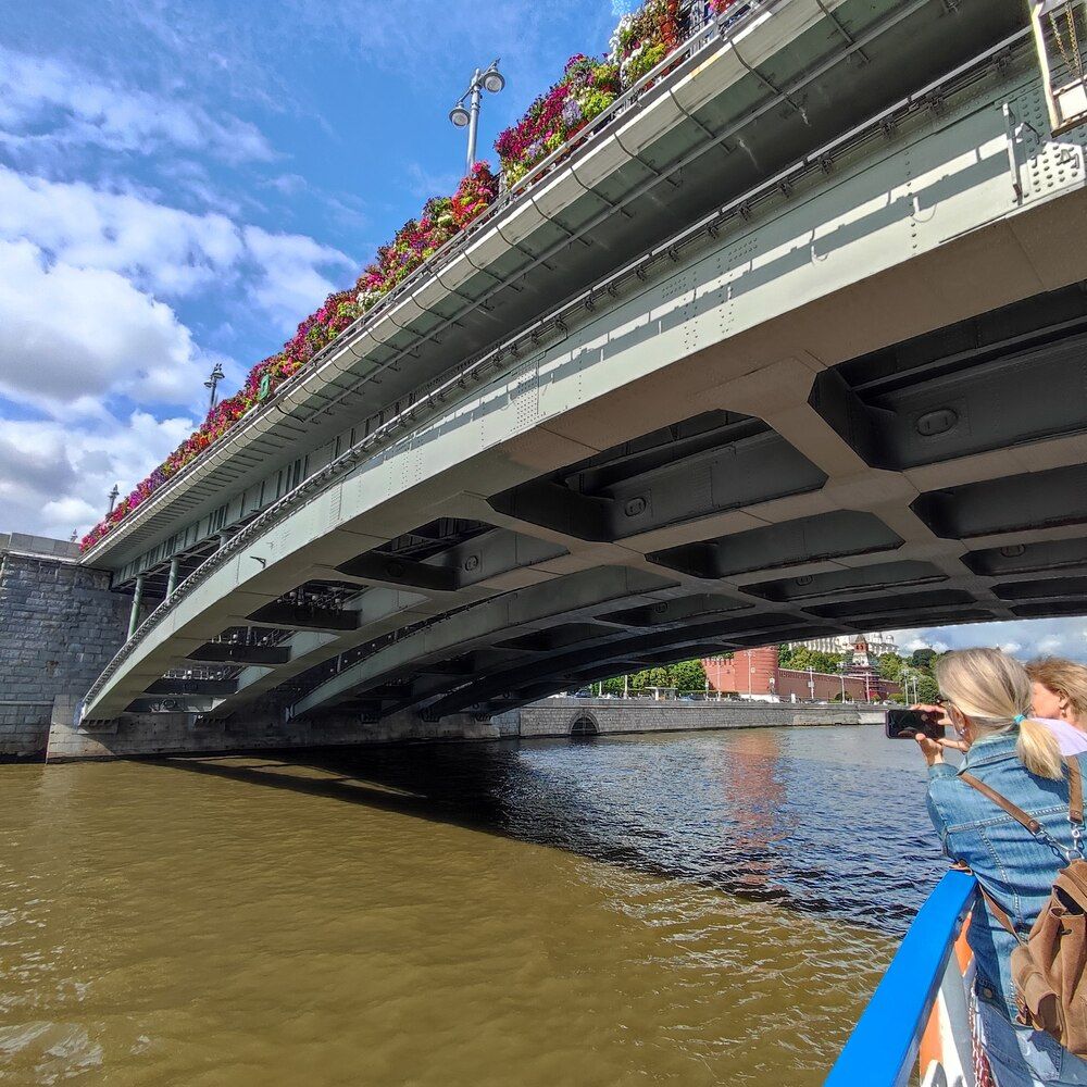 Большой каменный мост в цветах