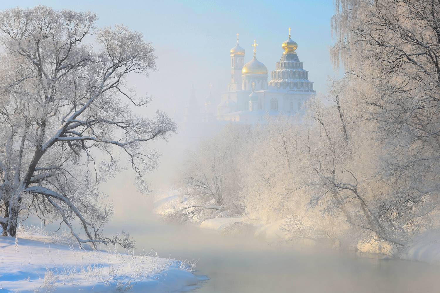 Храм у реки