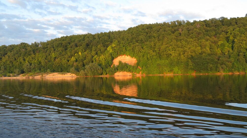 Из далека долго течёт река Волга