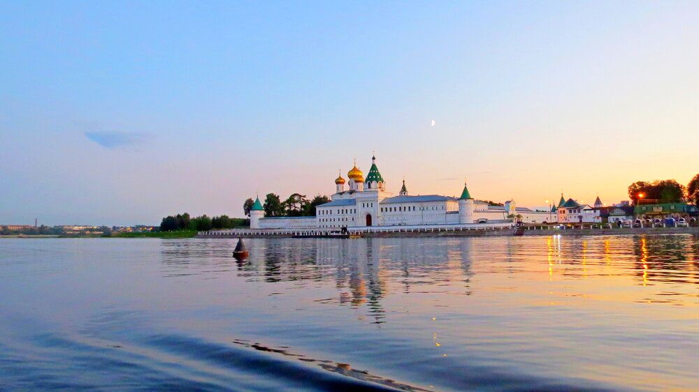 Волга вечером в Костроме