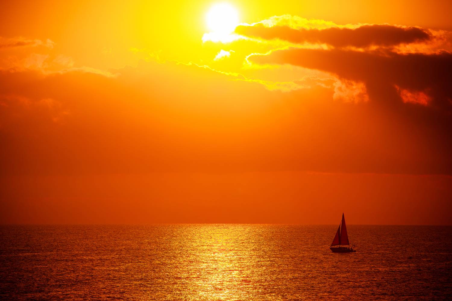 Рассвет на море и парускник Рассвет на море и парускник