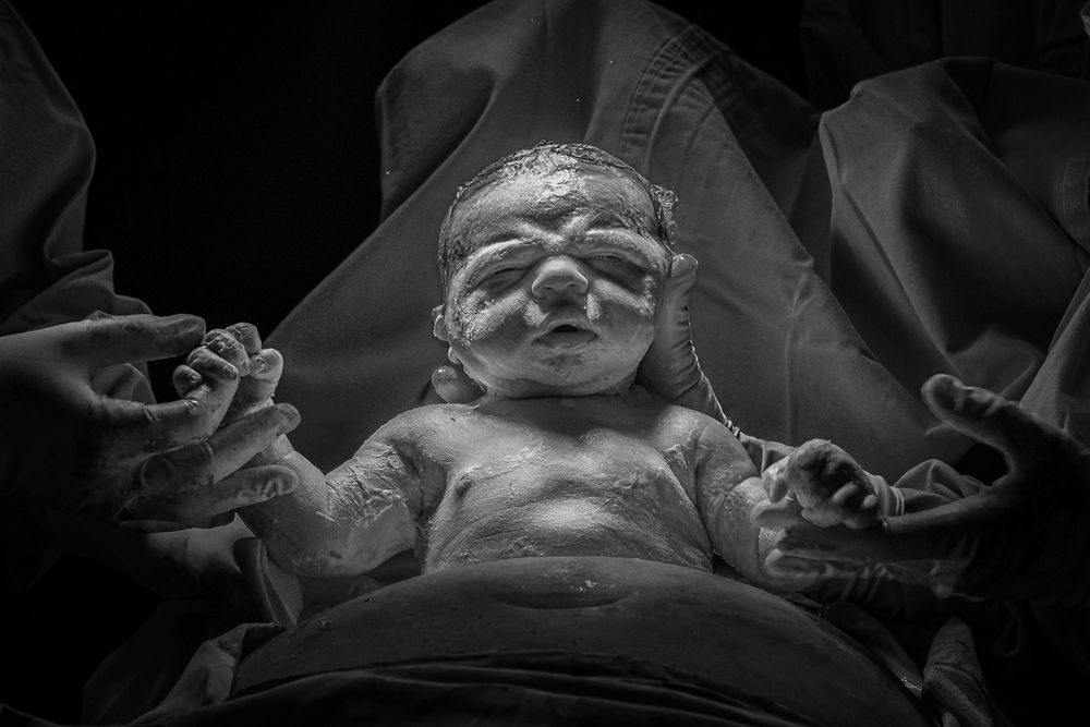 “Manos que contienen”