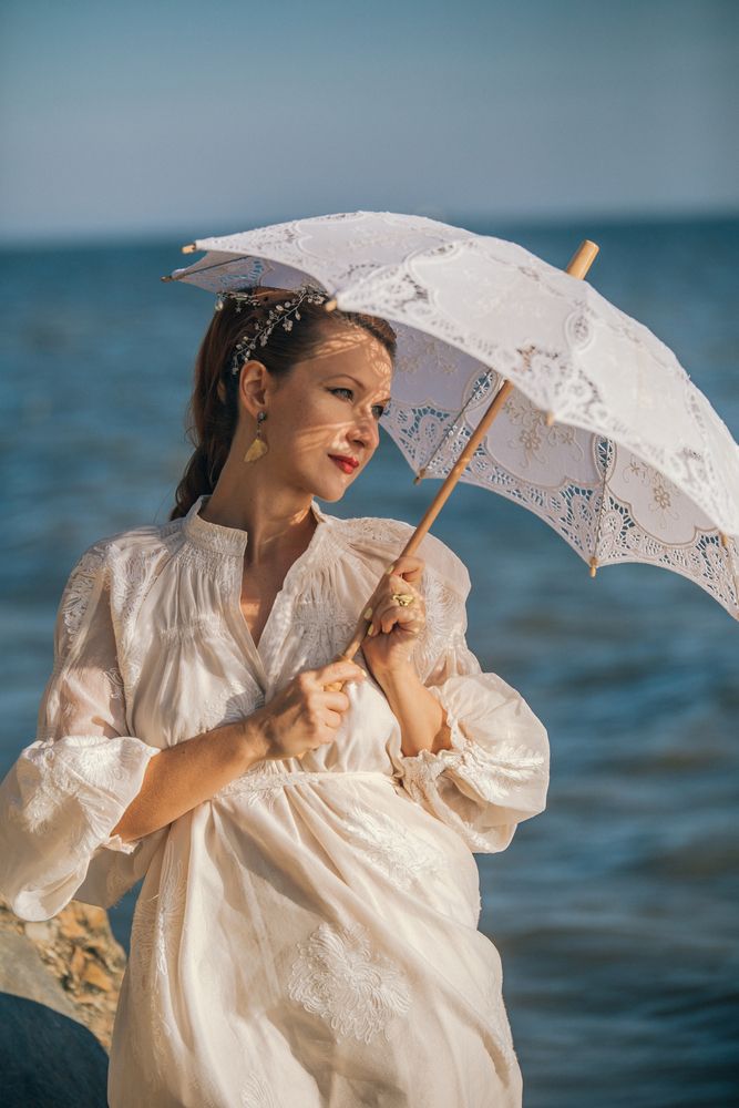 Анна на берегу