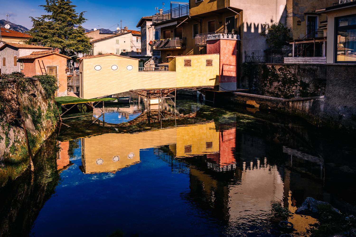 Деревенский пейзаж с отражением