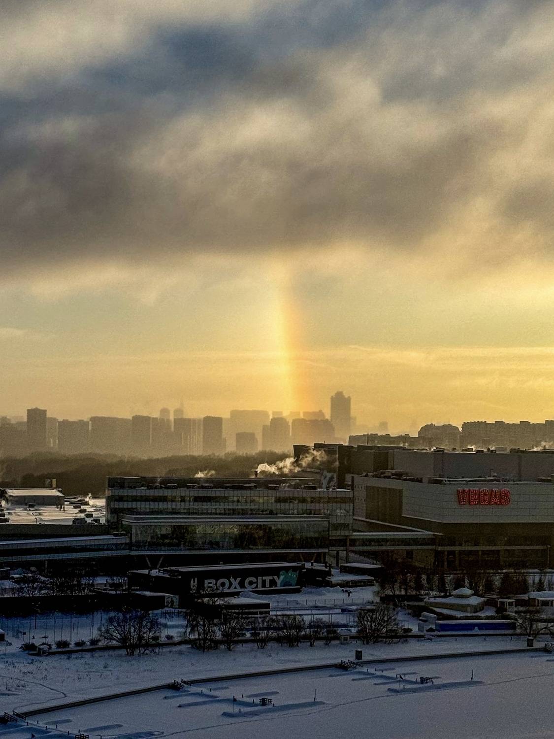 Солнечный столб на рассвете над Москвой Солнечный столб на рассвете над Москвой