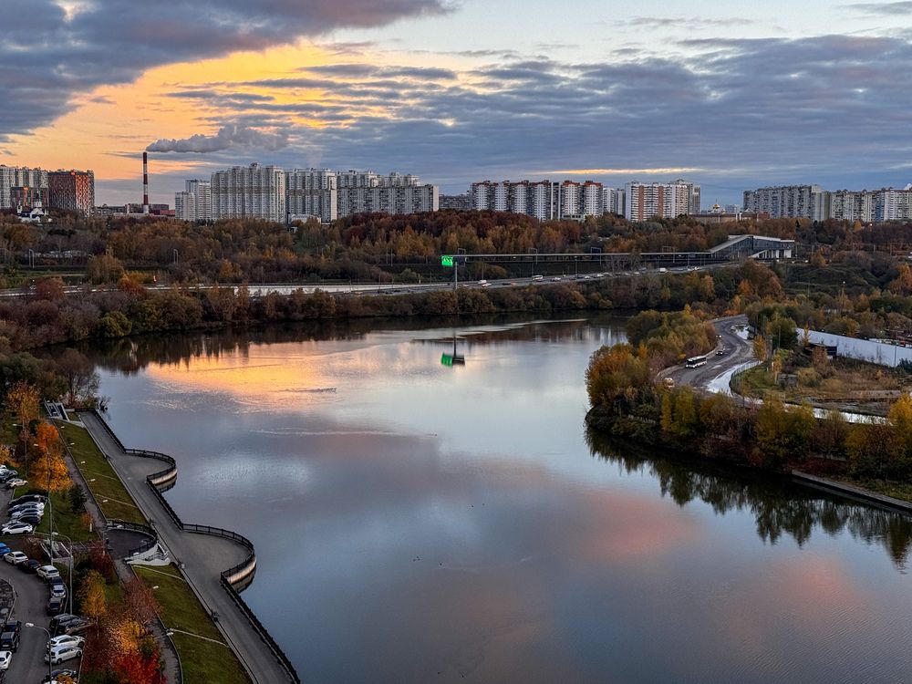 Вид из окна многоэтажки. Осеннее утро на Москве-реке